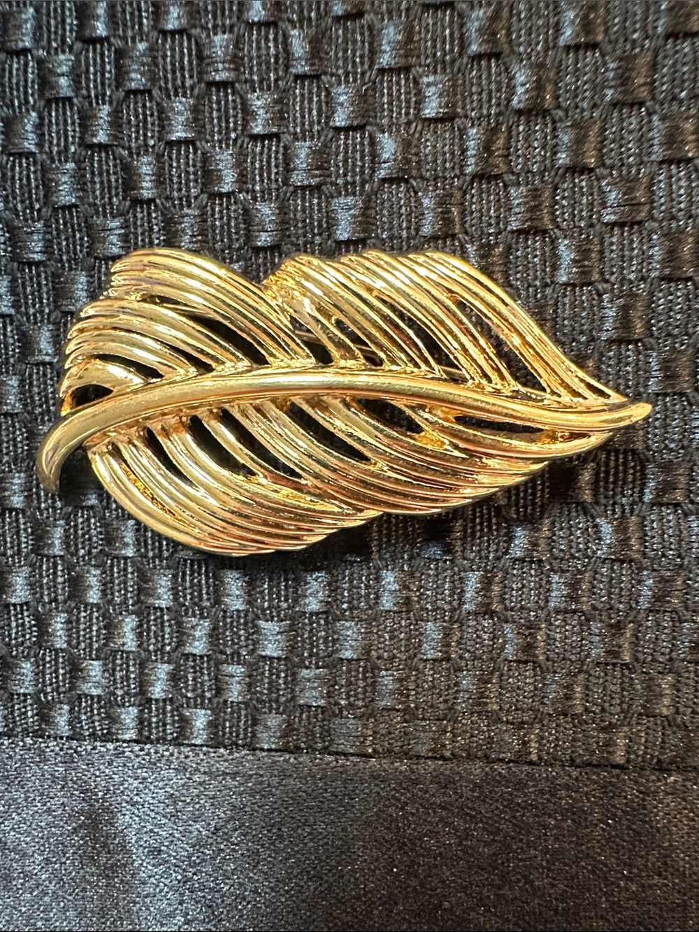 Napier vintage feather leaf brooch. Completely goldtone. Gorgeous!